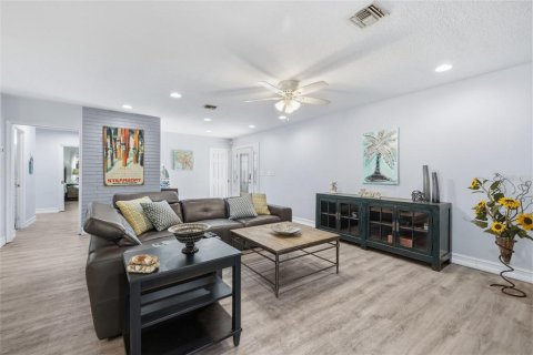 House in Saint Petersburg, Florida 3 bedrooms, 166.3 sq.m. № 2195733 - photo 6