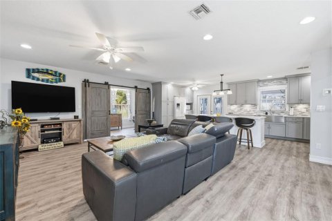 House in Saint Petersburg, Florida 3 bedrooms, 166.3 sq.m. № 2195733 - photo 4