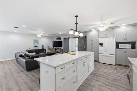 House in Saint Petersburg, Florida 3 bedrooms, 166.3 sq.m. № 2195733 - photo 9