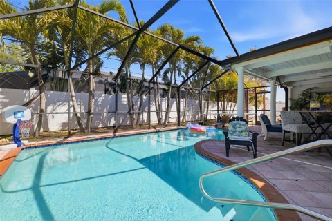 House in Saint Petersburg, Florida 3 bedrooms, 166.3 sq.m. № 2195733 - photo 28