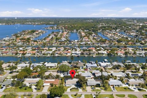 House in Saint Petersburg, Florida 3 bedrooms, 166.3 sq.m. № 2195733 - photo 2