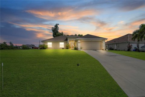 Villa ou maison à Cape Coral, Floride 4 chambres, 163.23 m2 № 2415326