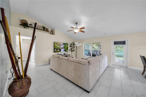 Villa ou maison à vendre à Cape Coral, Floride: 4 chambres, 163.23 m2 № 2415326 - photo 9