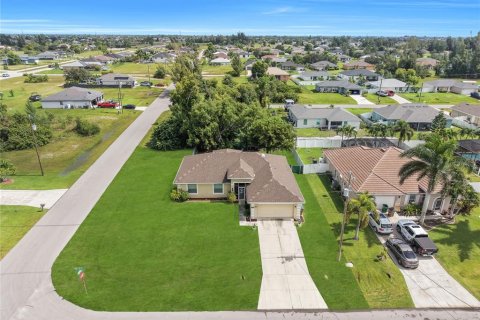 Villa ou maison à vendre à Cape Coral, Floride: 4 chambres, 163.23 m2 № 2415326 - photo 2