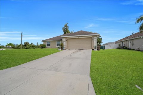 Villa ou maison à vendre à Cape Coral, Floride: 4 chambres, 163.23 m2 № 2415326 - photo 4