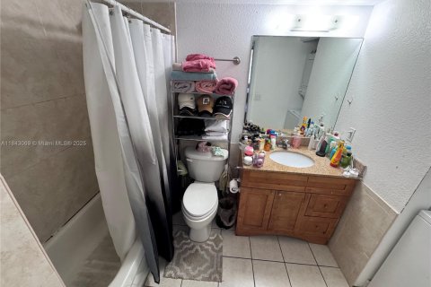 Condo in Miami, Florida, 2 bedrooms  № 1839138 - photo 13