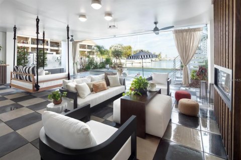 Townhouse in Treasure Island, Florida 4 bedrooms, 337.98 sq.m. № 1805708 - photo 9
