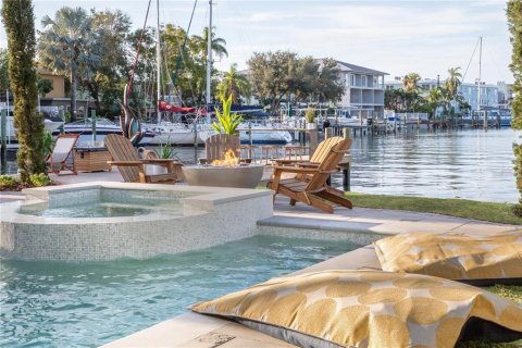 Townhouse in Treasure Island, Florida 4 bedrooms, 337.98 sq.m. № 1805708 - photo 10