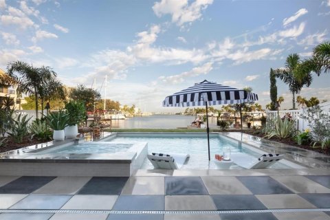 Townhouse in Treasure Island, Florida 4 bedrooms, 337.98 sq.m. № 1805708 - photo 8