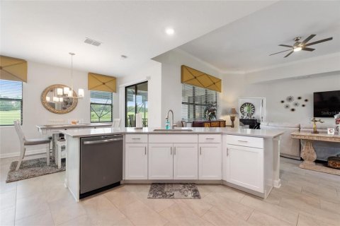 House in Davenport, Florida 5 bedrooms, 449.46 sq.m. № 1806628 - photo 12