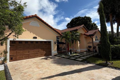 House in Palm Beach Gardens, Florida 4 bedrooms, 192.59 sq.m. № 2243154 - photo 2