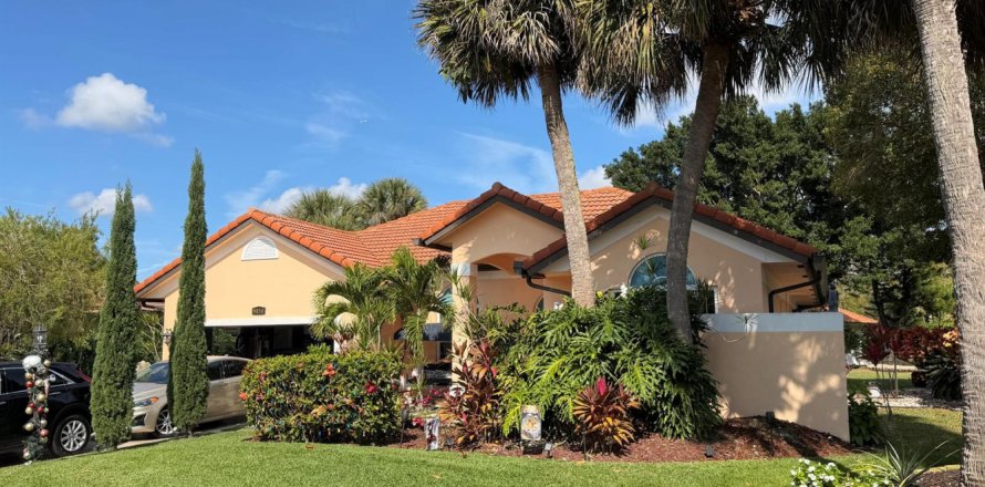 House in Palm Beach Gardens, Florida 4 bedrooms, 192.59 sq.m. № 2243154
