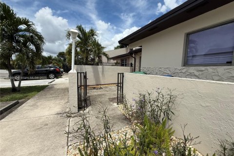 Casa en venta en Miami Gardens, Florida, 3 dormitorios, 120.96 m2 № 1802828 - foto 4