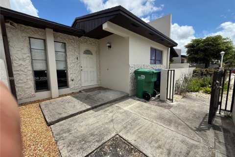 Casa en venta en Miami Gardens, Florida, 3 dormitorios, 120.96 m2 № 1802828 - foto 1