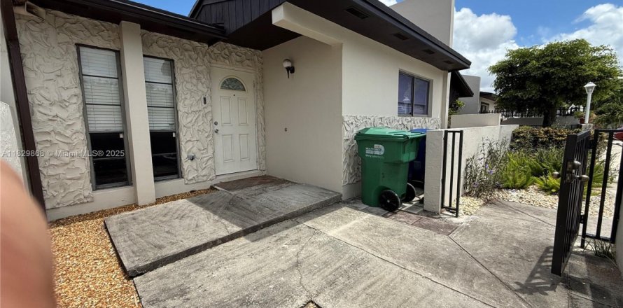 Casa en Miami Gardens, Florida 3 dormitorios, 120.96 m2 № 1802828