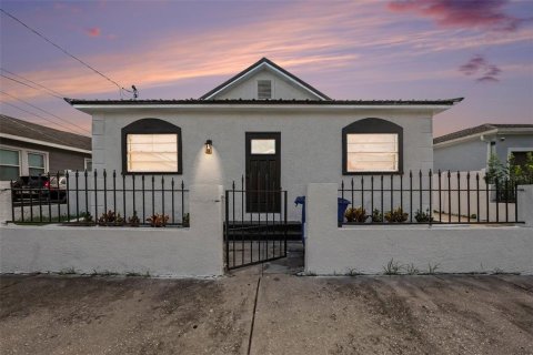 House in Tampa, Florida 3 bedrooms, 147.81 sq.m. № 2345187