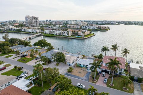 House in South Pasadena, Florida 2 bedrooms, 115.85 sq.m. № 2166288 - photo 6