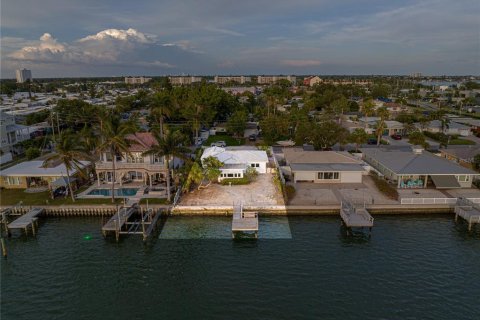 House in South Pasadena, Florida 2 bedrooms, 115.85 sq.m. № 2166288 - photo 10