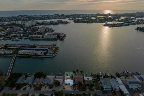 House in South Pasadena, Florida 2 bedrooms, 115.85 sq.m. № 2166288 - photo 9