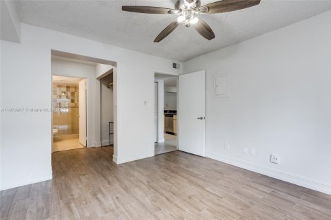 Condo in Hollywood, Florida, 2 bedrooms  № 2057477 - photo 20