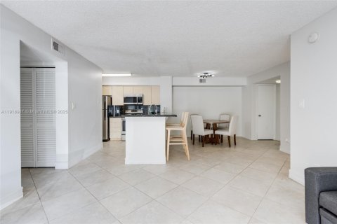 Condo in Hollywood, Florida, 2 bedrooms  № 2057477 - photo 14