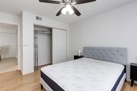 Condo in Hollywood, Florida, 2 bedrooms  № 2057477 - photo 24