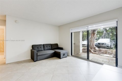 Condo in Hollywood, Florida, 2 bedrooms  № 2057477 - photo 12