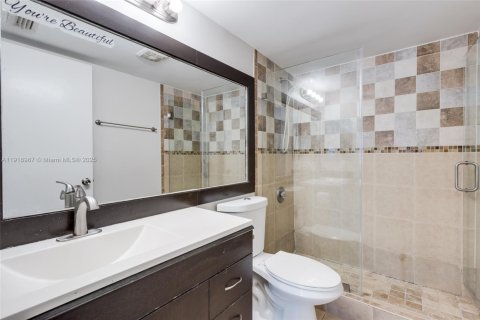 Condo in Hollywood, Florida, 2 bedrooms  № 2057477 - photo 22