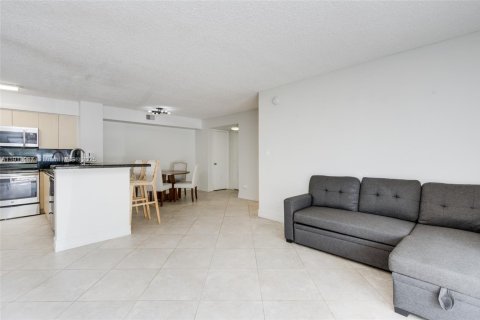 Condo in Hollywood, Florida, 2 bedrooms  № 2057477 - photo 13