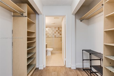 Condo in Hollywood, Florida, 2 bedrooms  № 2057477 - photo 21