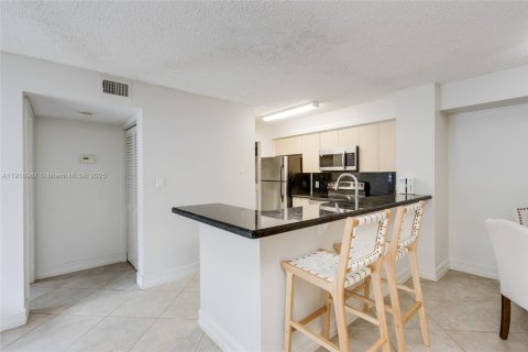 Condo in Hollywood, Florida, 2 bedrooms  № 2057477 - photo 15