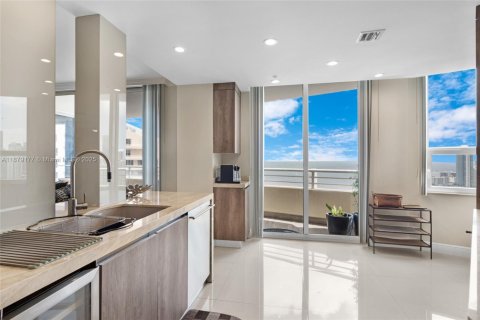 Condominio en alquiler en Miami, Florida, 2 dormitorios, 157.38 m2 № 1895952 - foto 15