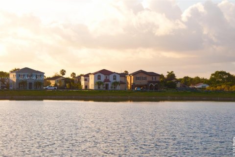 Снять в аренду коммерческую недвижимость в Майами, Флорида 179.3м2, № 1992286 - фото 1