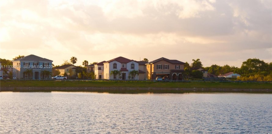 Коммерческая недвижимость в Майами, Флорида 179.3м2 № 1992286