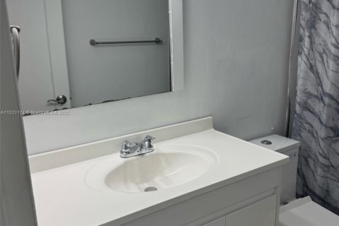 Condo in North Miami, Florida, 2 bedrooms  № 1961173 - photo 11