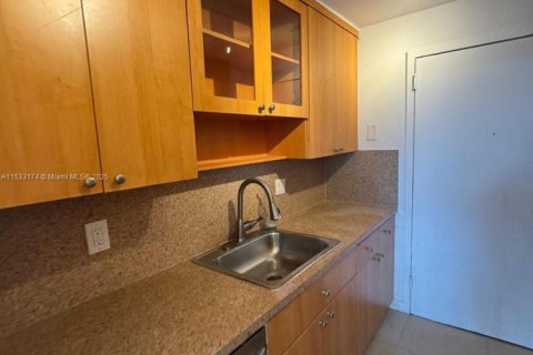 Condo in North Miami, Florida, 2 bedrooms  № 1961173 - photo 4