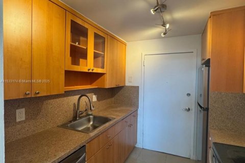 Condo in North Miami, Florida, 2 bedrooms  № 1961173 - photo 3