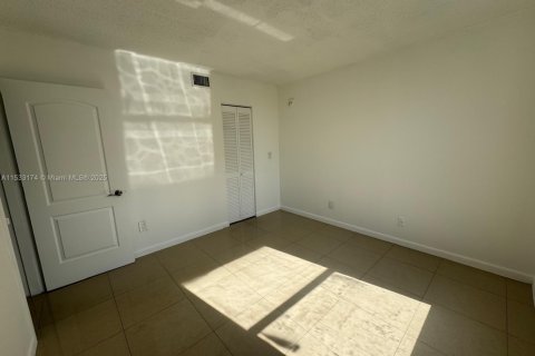 Condo in North Miami, Florida, 2 bedrooms  № 1961173 - photo 8