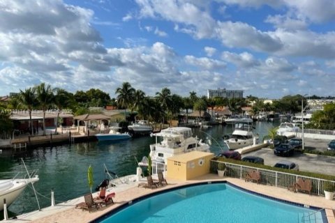 Condo in North Miami, Florida, 2 bedrooms  № 1961173 - photo 13
