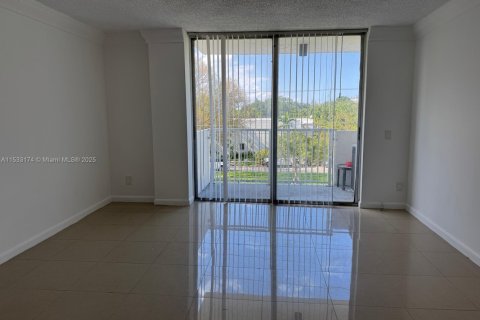 Condo in North Miami, Florida, 2 bedrooms  № 1961173 - photo 1