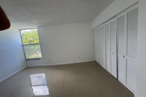 Condo in North Miami, Florida, 2 bedrooms  № 1961173 - photo 10