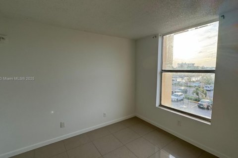 Condo in North Miami, Florida, 2 bedrooms  № 1961173 - photo 6