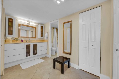 Condo in Aventura, Florida, 2 bedrooms  № 2088515 - photo 10