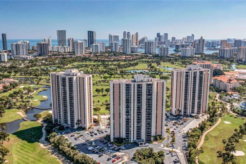 Condo in Aventura, Florida, 2 bedrooms  № 2088515 - photo 15