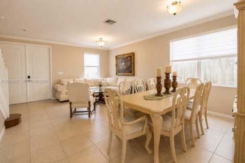 House in Homestead, Florida 6 bedrooms, 276.85 sq.m. № 2192137 - photo 4