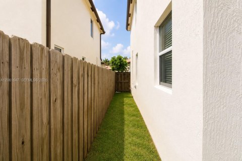 House in Homestead, Florida 6 bedrooms, 276.85 sq.m. № 2192137 - photo 23