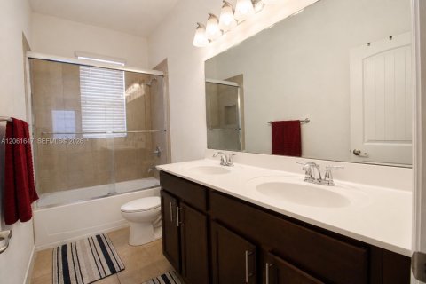 House in Homestead, Florida 6 bedrooms, 276.85 sq.m. № 2192137 - photo 17