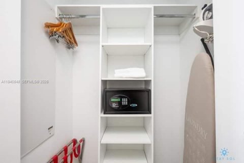 Copropriété à vendre à Hallandale Beach, Floride: 2 chambres, 95.5 m2 № 1998025 - photo 17