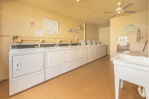 Condo in Palm Springs, Florida, 1 bedroom  № 1136463 - photo 1