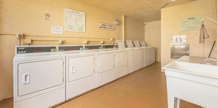 Condo in Palm Springs, Florida, 1 bedroom  № 1136463
